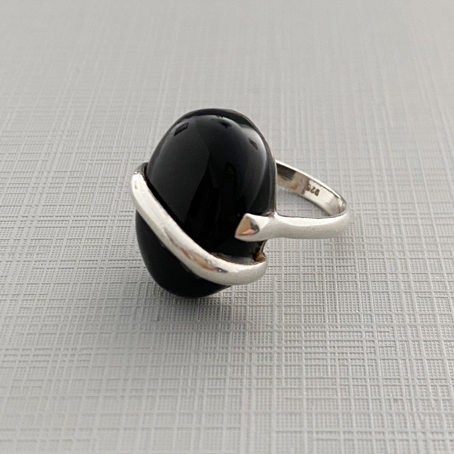 SILVER WRAP ONYX ring